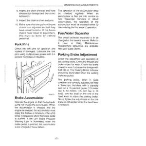 Op de afbeelding: Een pagina uit een handleiding met tekst en diagrammen die onderhoud en aanpassingen voor machines beschrijft. Secties behandelen vorkpennen, remaccumulatoren en brandstof-/waterafscheiders, met instructies.