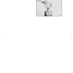 K&ouml;nnte beinhalten: Diagramm einer Getriebekomponentenbaugruppe. Das Bild zeigt eine Hand, die ein kreisf&ouml;rmiges Teil &uuml;ber einer zylindrischen Komponente h&auml;lt. Der Text oben lautet "SECTION 21 - TRANSMISSION".
