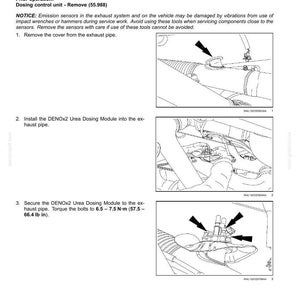 Op de afbeelding: Diagram met de installatie van een doseerbesturingseenheid. De stappen omvatten het verwijderen van de uitlaatpijpafdekking, het installeren van de ureumdoseermodule en het vastzetten ervan. De tekst geeft koppel specificaties van 6,5-7,5 N-m aan.