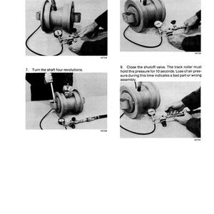 Pu&ograve; includere: Un diagramma tecnico in bianco e nero con quattro passaggi di un processo meccanico. Le immagini mostrano una valvola di regolazione della pressione, manometri e un albero. Il testo fornisce istruzioni.