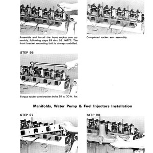 Pu&ograve; includere: Diagrammi tecnici in bianco e nero che illustrano le fasi di assemblaggio del motore. Le immagini mostrano l'assemblaggio del bilanciere, la coppia dei bulloni e l'installazione di collettori, guarnizioni e iniettori di carburante. Il testo include i numeri dei passaggi e le istruzioni.