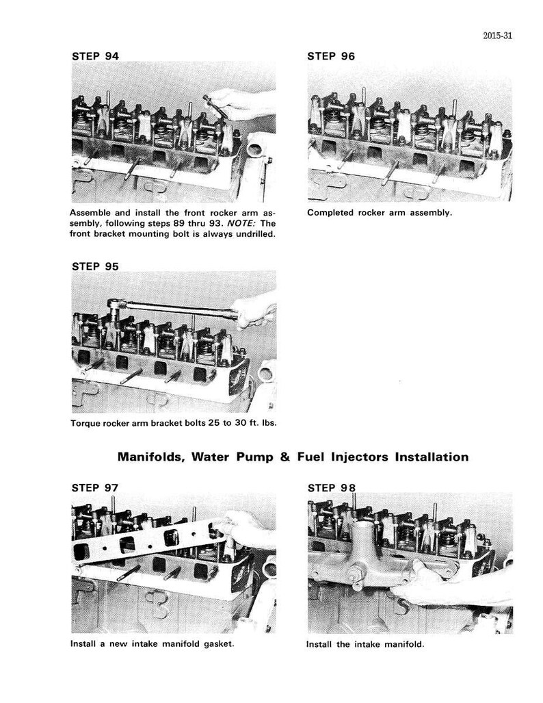 Pu&ograve; includere: Diagrammi tecnici in bianco e nero che illustrano le fasi di assemblaggio del motore. Le immagini mostrano l'assemblaggio del bilanciere, la coppia dei bulloni e l'installazione di collettori, guarnizioni e iniettori di carburante. Il testo include i numeri dei passaggi e le istruzioni.