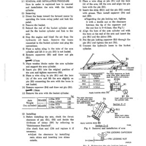K&ouml;nnte beinhalten: Eine technische Handbuchseite, die das Aus- und Einbauverfahren f&uuml;r einen Baggerarm beschreibt. Das Dokument enth&auml;lt nummerierte Anweisungen, Diagramme von Bolzen und Passscheiben, eine Anzugsdrehmomenttabelle und Gewichtsangaben in kg.