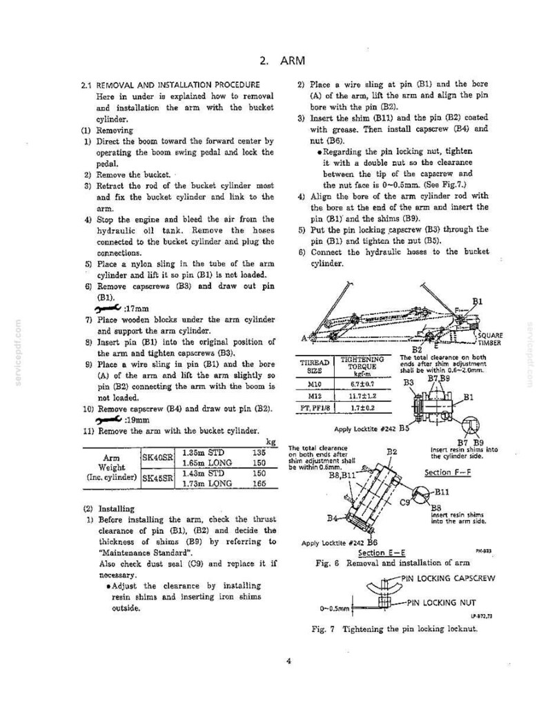 K&ouml;nnte beinhalten: Eine technische Handbuchseite, die das Aus- und Einbauverfahren f&uuml;r einen Baggerarm beschreibt. Das Dokument enth&auml;lt nummerierte Anweisungen, Diagramme von Bolzen und Passscheiben, eine Anzugsdrehmomenttabelle und Gewichtsangaben in kg.