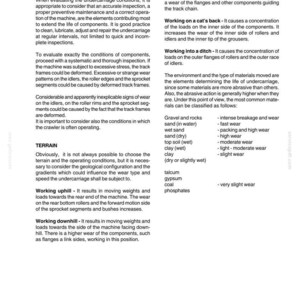 Pu&ograve; includere: Pagina di un manuale che descrive i componenti del sottocarro e l'analisi dell'usura. Include sezioni sulla manutenzione generale, le considerazioni sul terreno e gli effetti del lavoro in salita e in discesa sui macchinari. Elenca i materiali e le loro caratteristiche di usura.