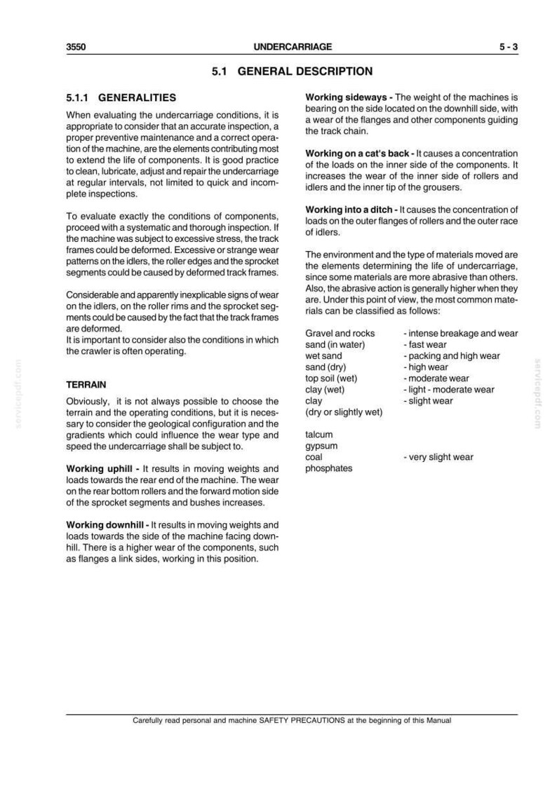 Pu&ograve; includere: Pagina di un manuale che descrive i componenti del sottocarro e l'analisi dell'usura. Include sezioni sulla manutenzione generale, le considerazioni sul terreno e gli effetti del lavoro in salita e in discesa sui macchinari. Elenca i materiali e le loro caratteristiche di usura.