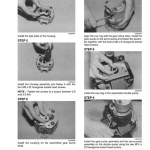 Puede incluir: Imagen en blanco y negro de un manual que muestra el montaje de un componente mec&aacute;nico. Los pasos est&aacute;n numerados e incluyen instrucciones de texto y diagramas. La imagen muestra manos trabajando en el componente, con primeros planos de diferentes etapas de montaje.