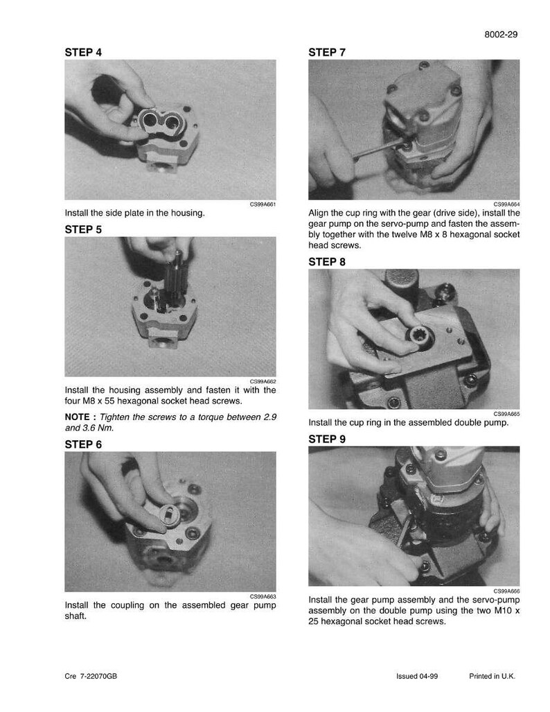 Puede incluir: Imagen en blanco y negro de un manual que muestra el montaje de un componente mec&aacute;nico. Los pasos est&aacute;n numerados e incluyen instrucciones de texto y diagramas. La imagen muestra manos trabajando en el componente, con primeros planos de diferentes etapas de montaje.