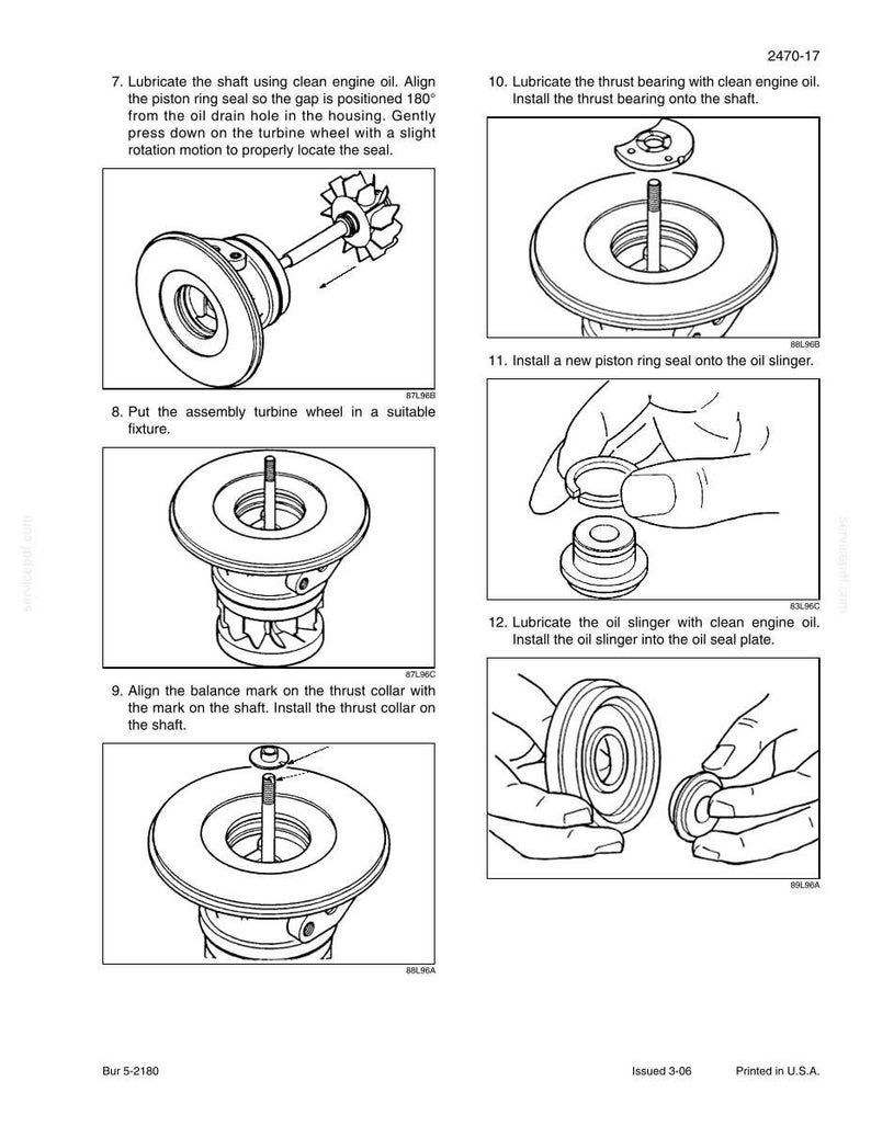 Op de afbeelding: Diagrammen die de montage van motoronderdelen illustreren. De afbeeldingen tonen diverse onderdelen, waaronder een turbine wiel, zuigerveerafdichting en druklager. Instructies omvatten het smeren van onderdelen en het uitlijnen van componenten voor een correcte installatie. De diagrammen zijn in zwart-wit.
