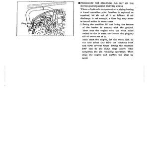 Puede incluir: Una p&aacute;gina de manual t&eacute;cnico titulada PROCEDURE FOR RELEASING AIR OUT OF THE BYPASS (INDEPENDENT TRAVEL) VALVE. Incluye un dibujo lineal en blanco y negro de un conjunto de v&aacute;lvula hidr&aacute;ulica con un tap&oacute;n etiquetado Plug (A) e instrucciones detalladas.