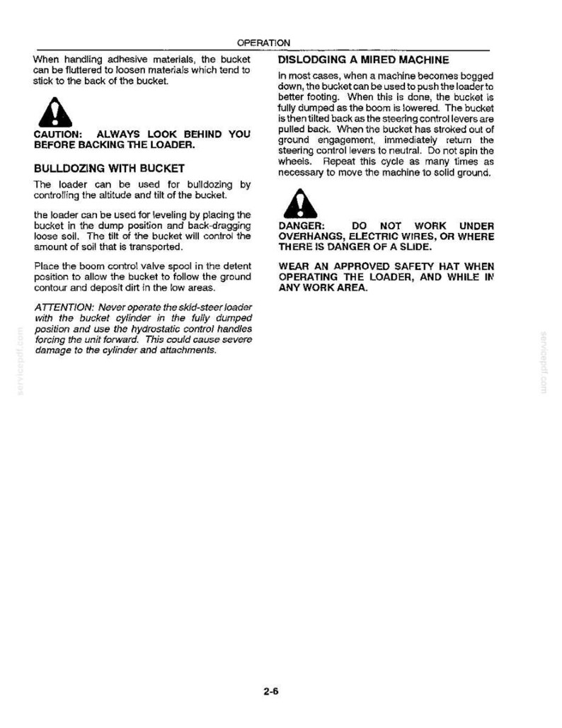 K&ouml;nnte beinhalten: Eine Seite aus einem Betriebshandbuch mit Sicherheitshinweisen f&uuml;r einen Lader. Der Text enth&auml;lt Warnungen zum R&uuml;ckw&auml;rtsfahren, Planieren und Freimachen einer festgefahrenen Maschine. Enth&auml;lt ein Vorsichtssymbol und ein Gefahrensymbol.