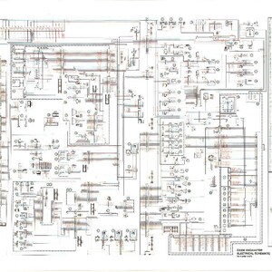 Op de afbeelding: Een gedetailleerd elektrisch schema voor een Case graafmachine. Het diagram is voornamelijk zwart-wit met enkele bruine en groene elementen. Het bevat talrijke lijnen, symbolen en tekstlabels, die een uitgebreid overzicht geven van het elektrische systeem van de graafmachine.