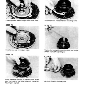 Pode incluir: Uma s&eacute;rie de seis imagens a preto e branco que detalham a montagem de um componente mec&acirc;nico. As etapas incluem a instala&ccedil;&atilde;o de veda&ccedil;&otilde;es, caixas e parafusos, com especifica&ccedil;&otilde;es de torque. O texto inclui os n&uacute;meros "STEP" e instru&ccedil;&otilde;es.