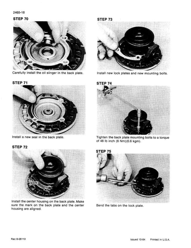 Pode incluir: Uma s&eacute;rie de seis imagens a preto e branco que detalham a montagem de um componente mec&acirc;nico. As etapas incluem a instala&ccedil;&atilde;o de veda&ccedil;&otilde;es, caixas e parafusos, com especifica&ccedil;&otilde;es de torque. O texto inclui os n&uacute;meros "STEP" e instru&ccedil;&otilde;es.