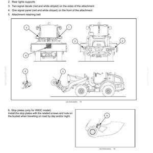 Pu&ograve; includere: Un diagramma tecnico intitolato 2-SAFETY INFORMATION che mostra una spazzatrice angolare per veicoli. Include richiami numerati per i supporti delle luci anteriori e posteriori, decalcomanie di segnalazione a strisce rosse e bianche e una cinghia.
