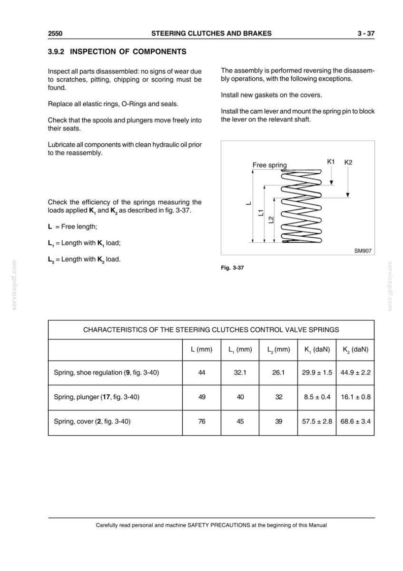 Pu&ograve; includere: Diagramma tecnico da un manuale che illustra frizioni e freni dello sterzo. Include un diagramma di una molla con misure e una tabella che mostra le caratteristiche della molla, inclusa la lunghezza in mm e il carico in daN.