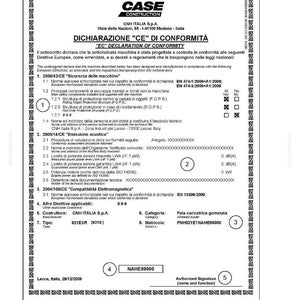 Op de afbeelding: Een document van CNH ITALIA S.p.A. met de tekst "EG VERKLARING VAN OVEREENSTEMMING". Het bevat details over machineveiligheid, akoestische emissies en elektromagnetische compatibiliteit. Gedateerd 29/12/2009, met een serienummer.
