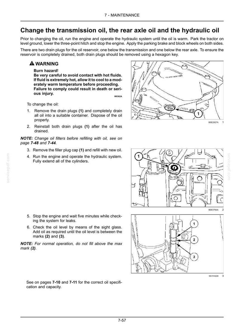Op de afbeelding: Een pagina uit een technisch handboek getiteld 7-MAINTENANCE met instructies voor het verversen van transmissie-, achteras- en hydraulische olie. Het bevat een waarschuwing voor brandgevaar, genummerde stappen en drie lijntekeningen die aftappluggen, een vuldop en een oliepeilglas met genummerde indicatoren tonen.