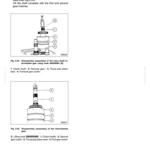 Pu&ograve; includere: Schema di un gruppo di trasmissione con parti etichettate. L'immagine include le figure 2-23 e 2-24, che mostrano le istruzioni di smontaggio. Il testo include "TRASMISSIONE" e precauzioni di sicurezza. Lo schema mostra alberi frizione, ingranaggi e un gancio di sollevamento.