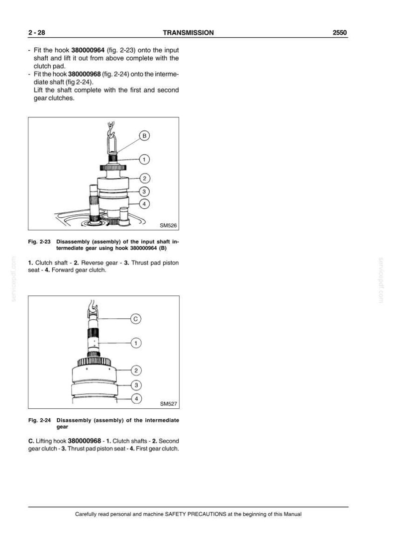 Pu&ograve; includere: Schema di un gruppo di trasmissione con parti etichettate. L'immagine include le figure 2-23 e 2-24, che mostrano le istruzioni di smontaggio. Il testo include "TRASMISSIONE" e precauzioni di sicurezza. Lo schema mostra alberi frizione, ingranaggi e un gancio di sollevamento.