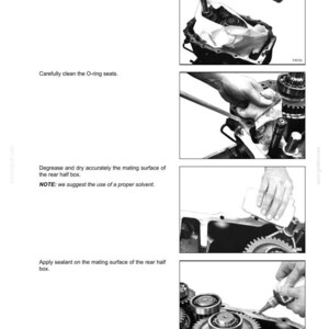以下が含まれることがあります： SECTION 21 - TRANSMISSION 235と題された技術マニュアルのページ。トランスミッション部品の洗浄とシーラント塗布の工程を示す4枚の白黒の解説写真と、テキストによる手順説明が記載されています。