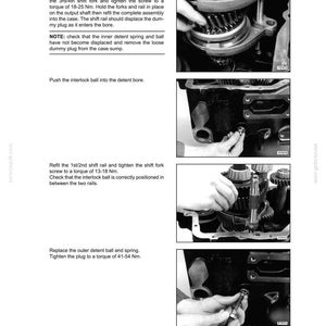 K&ouml;nnte beinhalten: Eine Seite aus einem Handbuch mit der &Uuml;berschrift "SECTION 21 - TRANSMISSION" und Anweisungen zur Getriebereparatur. Die Seite enth&auml;lt mehrere Bilder von H&auml;nden, die an mechanischen Komponenten arbeiten, zusammen mit Text, der die Schritte und Drehmomentangaben beschreibt.