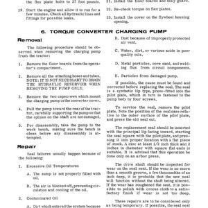 K&ouml;nnte beinhalten: Eine Seite aus einem Handbuch, die den Ausbau und die Reparatur einer Drehmomentwandler-Ladepumpe beschreibt. Enth&auml;lt Anweisungen, Diagramme und Fehlerbehebungsschritte f&uuml;r die Wartung von Traktoren. Text in schwarzer Schrift.