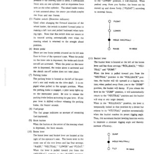Pu&ograve; includere: Una pagina di manuale tecnico che descrive i comandi di una pala gommata, inclusi l'interruttore degli indicatori di direzione, i pedali del freno, il freno di stazionamento, l'indicatore del carburante, il clacson, la leva del braccio e la leva benna.