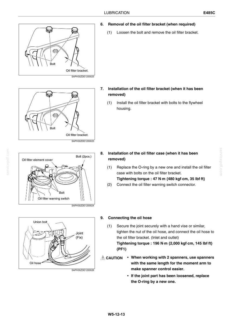 Op de afbeelding: Een technische handleidingspagina getiteld LUBRICATION E485C met vier zwart-witdiagrammen die de verwijdering en installatie van de oliefilterbeugel, behuizing en slang tonen. De tekst bevat instructies en aandraaimomenten.