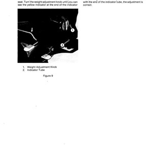 Pu&ograve; includere: Diagramma che illustra la regolazione del peso dell'operatore sul sedile a sospensione. L'immagine include un primo piano dei componenti del sedile, con etichette per la manopola di regolazione del peso e il tubo indicatore. Il testo spiega la regolazione.