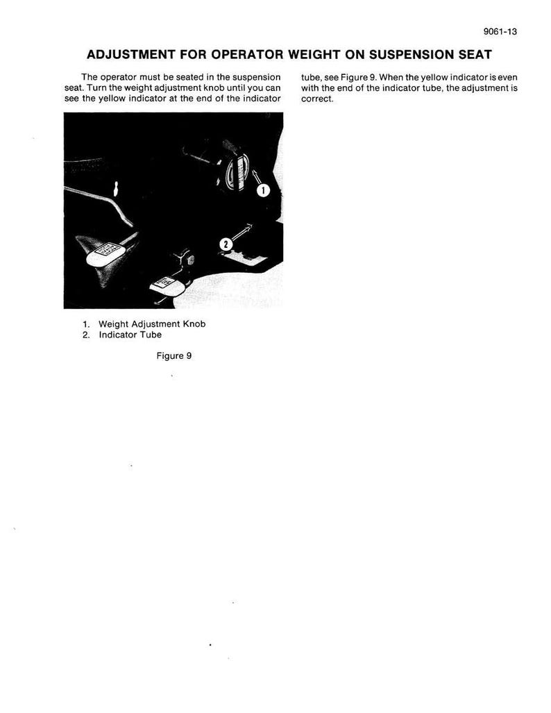 Pu&ograve; includere: Diagramma che illustra la regolazione del peso dell'operatore sul sedile a sospensione. L'immagine include un primo piano dei componenti del sedile, con etichette per la manopola di regolazione del peso e il tubo indicatore. Il testo spiega la regolazione.