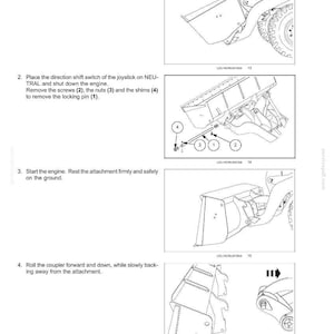 Pu&ograve; includere: Una pagina di manuale tecnico intitolata 6 - WORKING OPERATIONS che descrive il processo dell'attacco meccanico. Include quattro disegni al tratto in bianco e nero che mostrano una benna, un gruppo perno di bloccaggio e frecce.