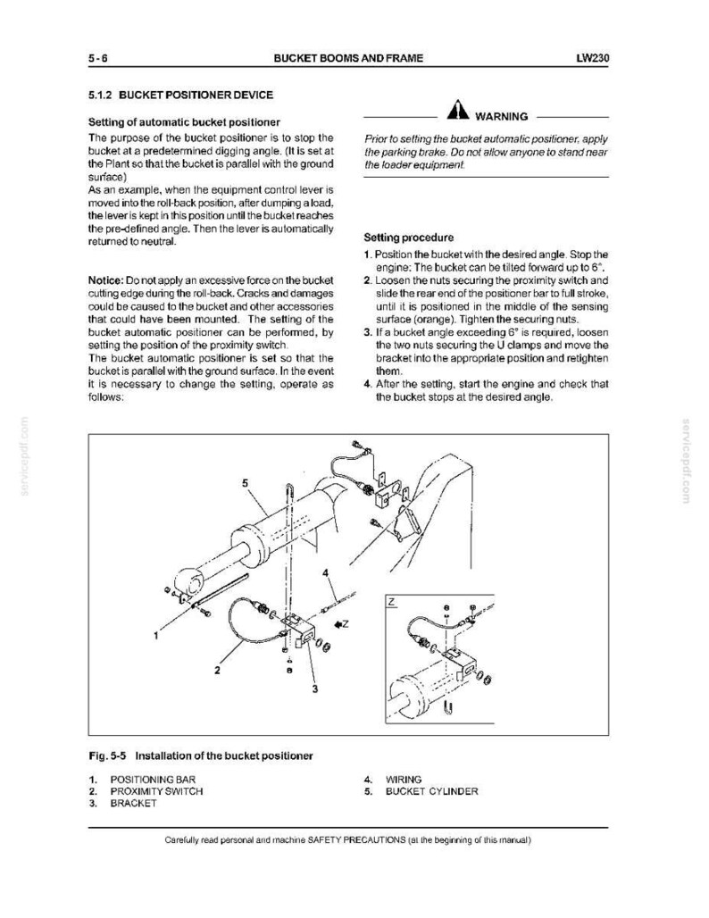 Puede incluir: Diagrama t&eacute;cnico de un manual que ilustra la instalaci&oacute;n de un posicionador de cuchara. El diagrama incluye componentes etiquetados como la barra de posicionamiento, el interruptor de proximidad, el soporte, el cableado y el cilindro de la cuchara. El texto explica el procedimiento de ajuste.