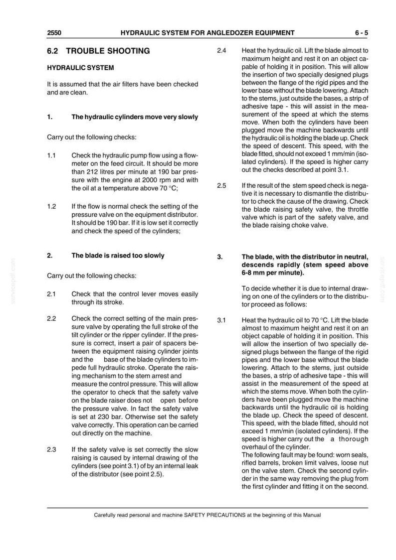 Pu&ograve; includere: Pagina di un manuale sul sistema idraulico per attrezzature Angledozer, con istruzioni per la risoluzione dei problemi. Il testo include controlli per il movimento lento dei cilindri e la rapida discesa della lama, con misure in mm e litri.