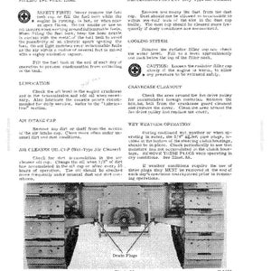 K&ouml;nnte beinhalten: Eine Seite aus einem Vintage-Handbuch mit Text, der t&auml;gliche Wartungsverfahren detailliert. Die Seite enth&auml;lt Anweisungen zum Betanken, zur Wartung des Luftfilters und zur Kurbelgeh&auml;use-Reinigung, mit Diagrammen und Sicherheitshinweisen. Das Bild zeigt auch eine Ansicht des Motors mit Ablassschrauben.