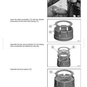 Op de afbeelding: Een technische handleidingspagina getiteld SECTION 21 - TRANSMISSION 317, met vier zwart-witdiagrammen die de montage van een transmissiekoppelingshuis, zuiger, remtegendisc, schijven en een drukring met genummerde labels illustreren.