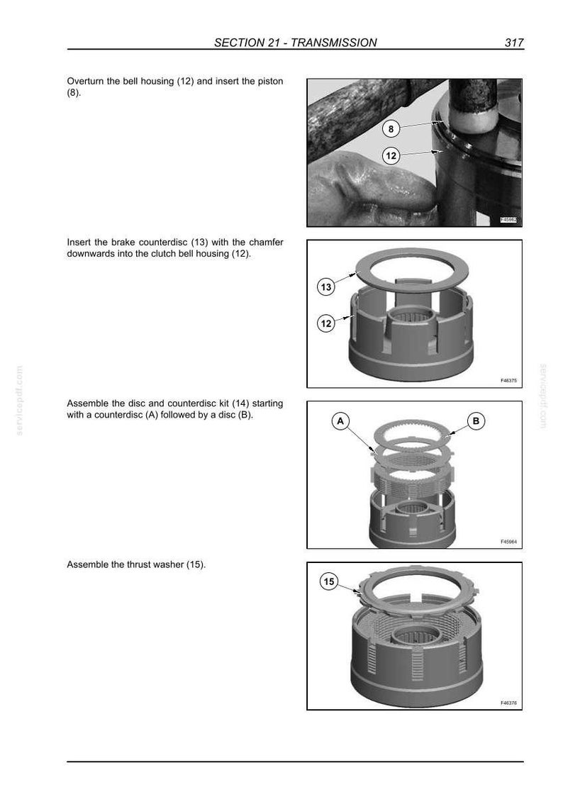 Op de afbeelding: Een technische handleidingspagina getiteld SECTION 21 - TRANSMISSION 317, met vier zwart-witdiagrammen die de montage van een transmissiekoppelingshuis, zuiger, remtegendisc, schijven en een drukring met genummerde labels illustreren.