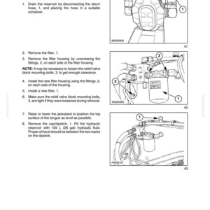 Pu&ograve; includere: Diagramma della procedura di sostituzione dell'alloggiamento del filtro del sistema idraulico. L'immagine include illustrazioni dettagliate del filtro, dei raccordi e dei componenti correlati, con numeri per ogni passaggio. Le istruzioni testuali accompagnano i diagrammi.