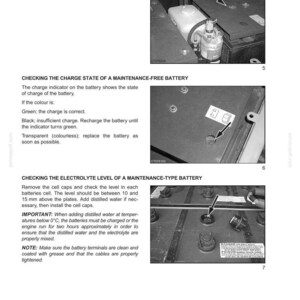 K&ouml;nnte beinhalten: Schwarz-Wei&szlig;-Bild aus einem Handbuch &uuml;ber elektrische Systeme. Es zeigt Nahaufnahmen einer Batterie, einschlie&szlig;lich der Ladeanzeige und des Elektrolytstands. Der Text enth&auml;lt Anweisungen zum &Uuml;berpr&uuml;fen der Batterieladung und des Elektrolytstands.