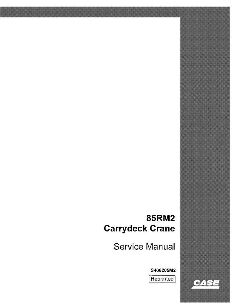 Pu&ograve; includere: Un manuale di servizio bianco con il testo "85RM2 Carrydeck Crane Service Manual". Il manuale ha un bordo grigio strutturato sul lato destro e una barra grigia in alto. Il logo CASE si trova in basso a destra.