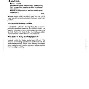 Op de afbeelding: Een pagina uit een handleiding met details over de bediening van aanbouwdelen voor de lader. De tekst bevat waarschuwingen over verkeerd gebruik, instructies voor standaard en optionele bakbediening en veiligheidsberichten. De pagina is wit met zwarte tekst.