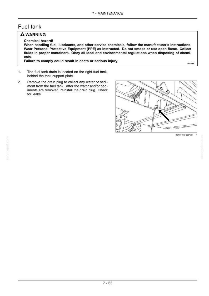 Op de afbeelding: Diagram van een brandstoftank met een pijl naar de aftapplug. De afbeelding bevat tekst over chemische gevaren en instructies voor het onderhoud van de brandstoftank, inclusief het verwijderen van de aftapplug.