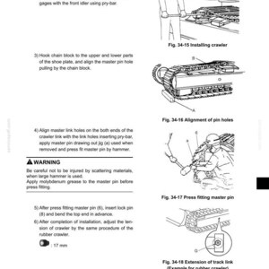 Op de afbeelding: Een technische handleidingspagina getiteld 34. TRAVEL SYSTEM met zwart-wit lijntekeningen die de installatie van een rupsband illustreren. Diagrammen tonen een werknemer die gereedschap gebruikt om penopeningen uit te lijnen en spanning aan te passen.