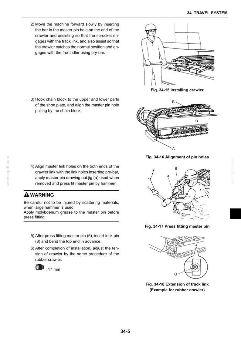 Op de afbeelding: Een technische handleidingspagina getiteld 34. TRAVEL SYSTEM met zwart-wit lijntekeningen die de installatie van een rupsband illustreren. Diagrammen tonen een werknemer die gereedschap gebruikt om penopeningen uit te lijnen en spanning aan te passen.