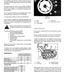 Op de afbeelding: Diagram van een tractorwiel met gelabelde onderdelen: velg, schijf, asflens, velgmoeren en wielmoeren/bouten. Instructies beschrijven de wielverwijdering, inclusief het losdraaien van moeren en het losmaken van de bandvoeten. Specificaties en koppelgegevens zijn ook opgenomen.