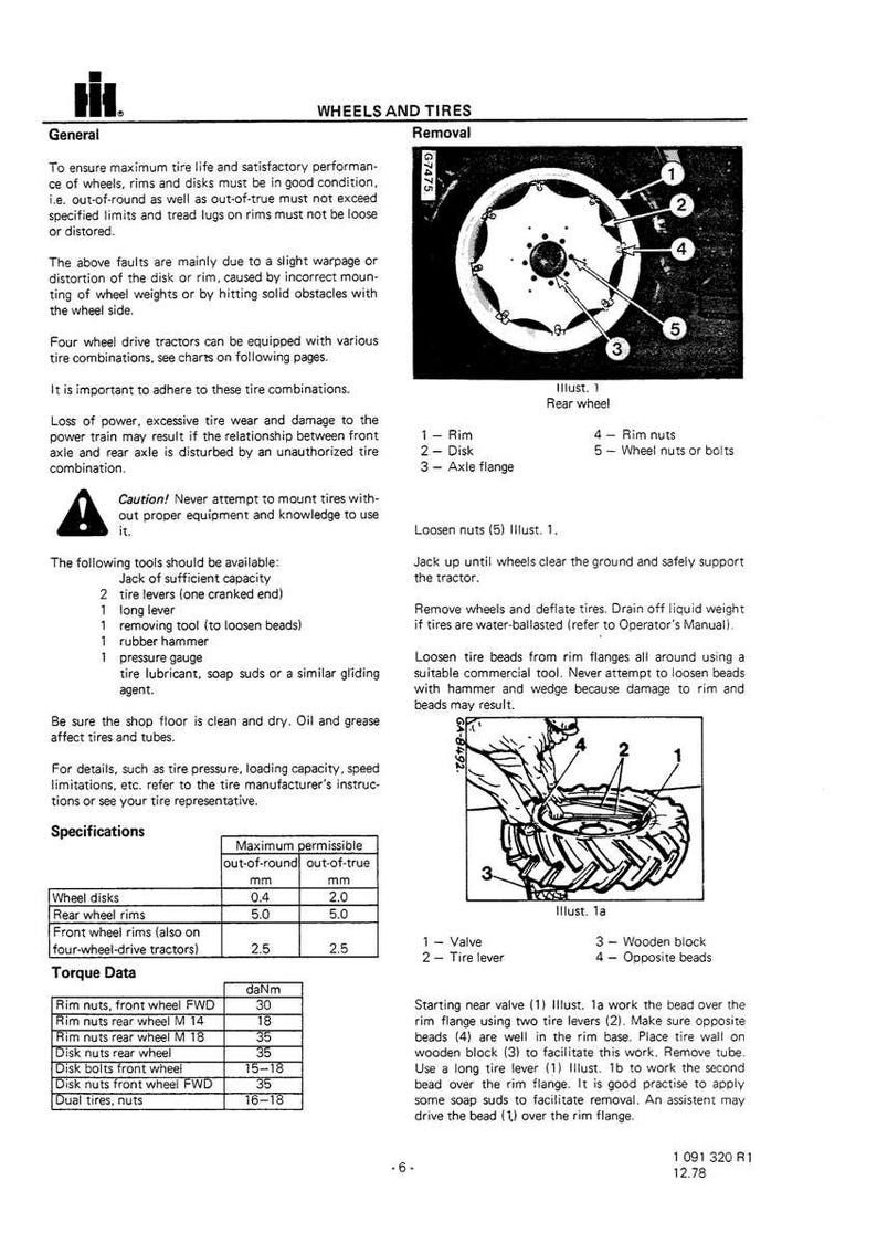Op de afbeelding: Diagram van een tractorwiel met gelabelde onderdelen: velg, schijf, asflens, velgmoeren en wielmoeren/bouten. Instructies beschrijven de wielverwijdering, inclusief het losdraaien van moeren en het losmaken van de bandvoeten. Specificaties en koppelgegevens zijn ook opgenomen.
