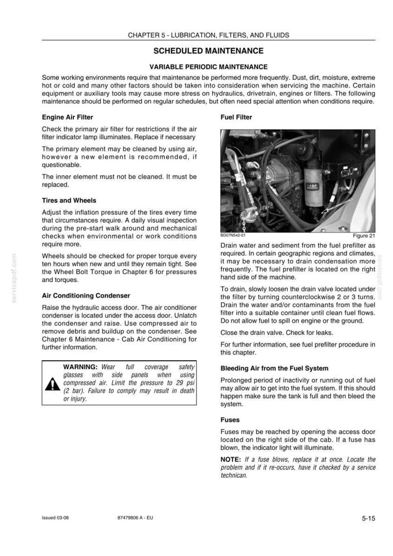 Puede incluir: Una p&aacute;gina de un manual de mantenimiento que detalla los procedimientos de mantenimiento programado para una m&aacute;quina. Las secciones cubren filtros de aire del motor, filtros de combustible, neum&aacute;ticos, ruedas y condensadores de aire acondicionado. Incluye una advertencia sobre el uso de gafas de seguridad.