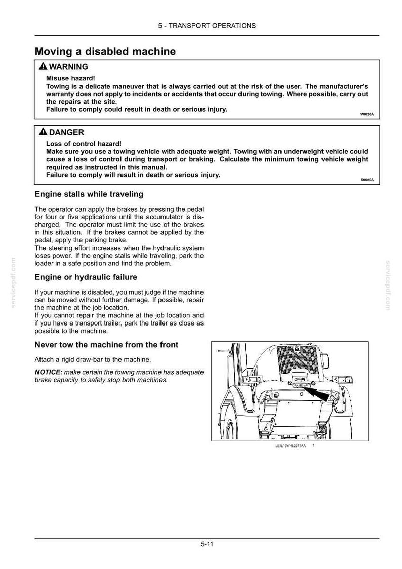 Op de afbeelding: Een pagina uit een technisch handboek getiteld 5 - TRANSPORT OPERATIONS, met procedures voor het verplaatsen van een defecte machine. Het bevat waarschuwings- en gevarenteksten, instructies bij motorstoringen en een lijntekening.