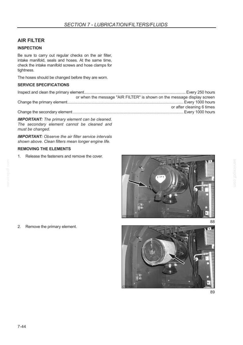Pu&ograve; includere: Immagine in bianco e nero da un manuale che mostra la manutenzione del filtro dell'aria. Il testo include le specifiche di servizio e le istruzioni per la rimozione degli elementi. L'immagine mostra i componenti del filtro dell'aria.
