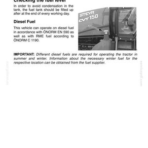 Op de afbeelding: Een pagina uit een technisch handboek getiteld LUBRICATION / MAINTENANCE, DAILY INSPECTIONS, Checking the fuel level. Het bevat tekst over dieselbrandstofnormen en een afbeelding van een Steyr CVT 150 tractor met een pijl naar de tankdop.